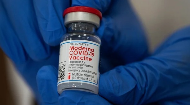 Vacuna Moderna logra total aprobación de la FDA contra el COVID-19