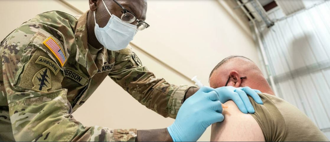¡A la calle! Ejército de EEUU expulsa a soldados que rehúsen vacunarse