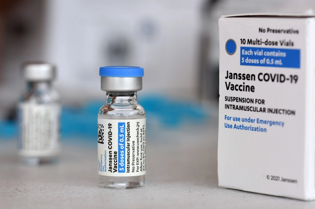 Vacuna COVID-19 de J&J restringida por riesgo de coágulos sanguíneos potencialmente mortales