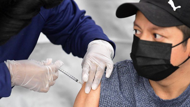 Florida multará con $5000 a negocios y escuelas que pidan prueba de vacunación