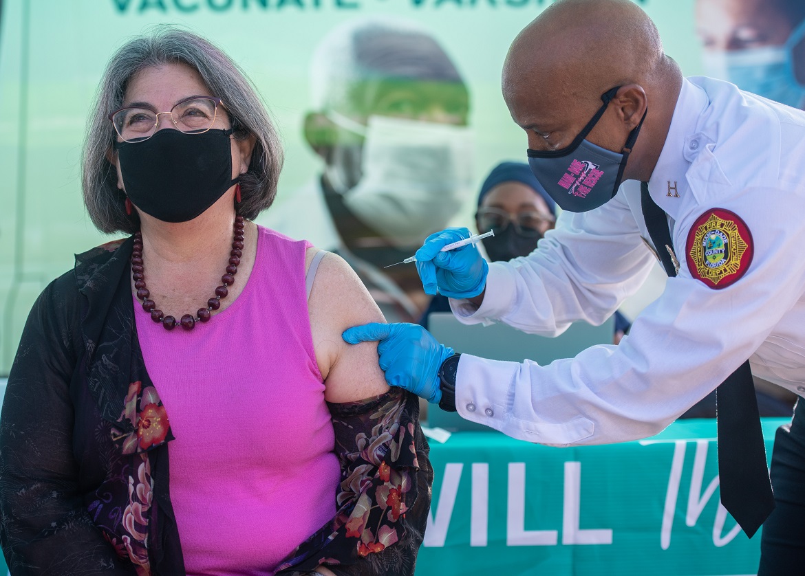Alcaldesa de Miami Dade, Daniella Levine Cava se aplicó tercera dosis de la vacuna