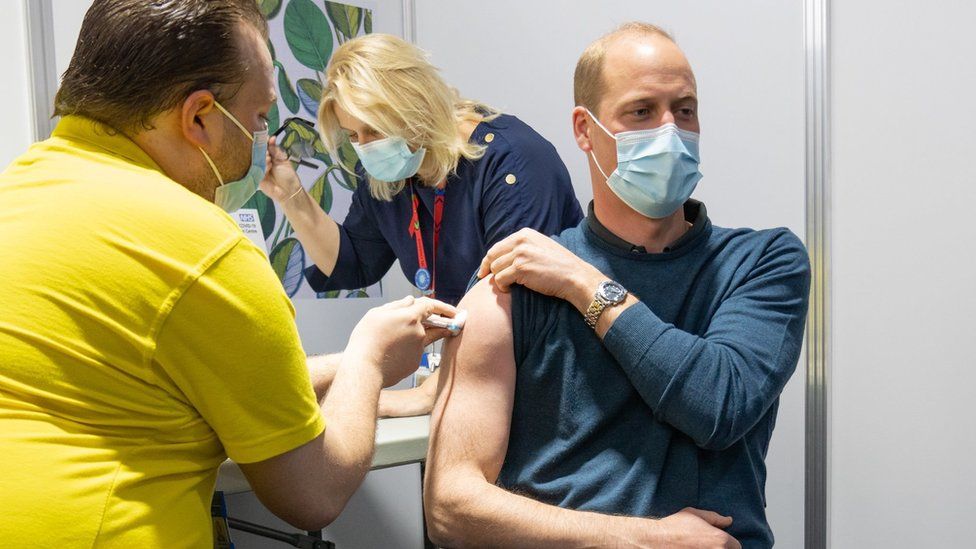 Príncipe William recibió primera dosis de vacuna contra el coronavirus