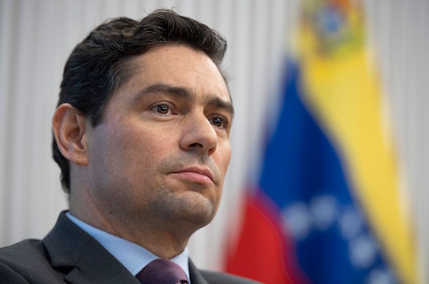 Embajador Vecchio asumió el control de la embajada venezolana en Washington