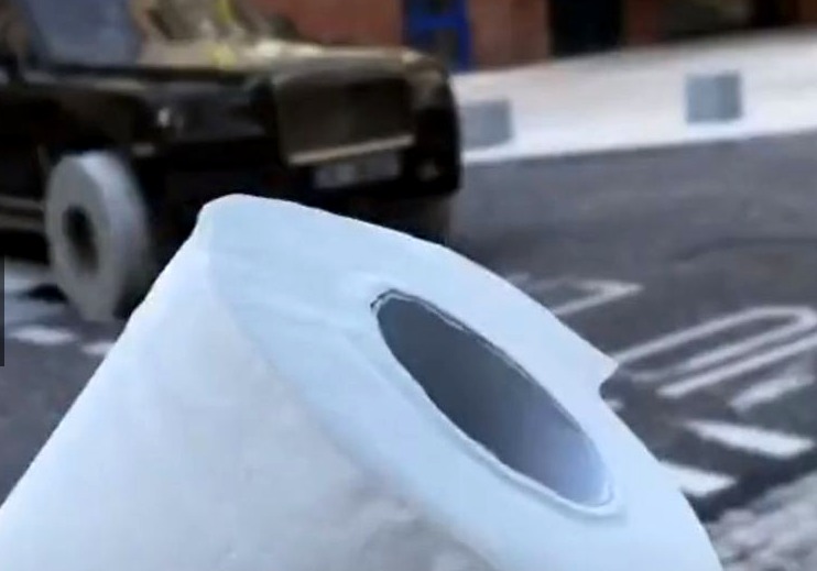 Vehículo usa rollos de papel higiénico en lugar de llantas y enciende las redes