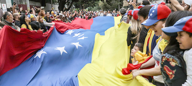 Venezolanos en Miami se concentran en El Arepazo en respaldo al cese de la usurpación
