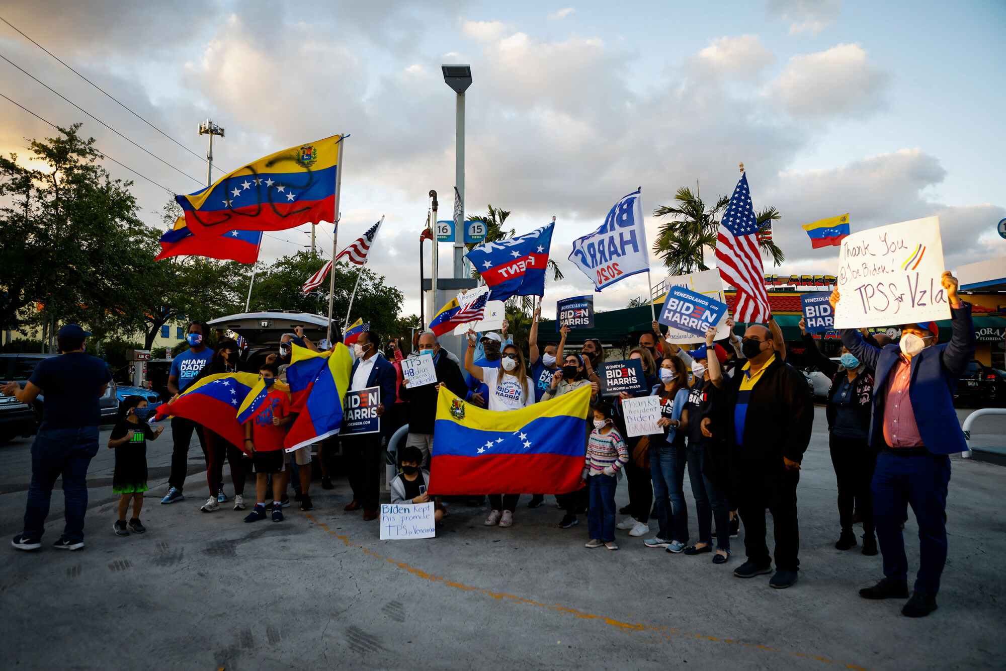 Venezolanos en Florida presionan a los republicanos por la residencia permanente