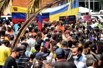 Venezolanos protestan ante la Unión Europea en respaldo a Ucrania