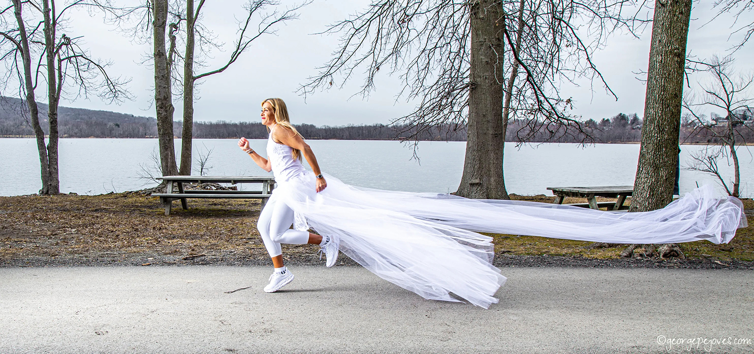 Correrá vestida de novia la distancia de 10 maratones en contra de la violencia doméstica