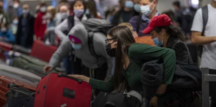 Viajeros de última hora llegan al aeropuerto de Miami por el Día de Acción de Gracias