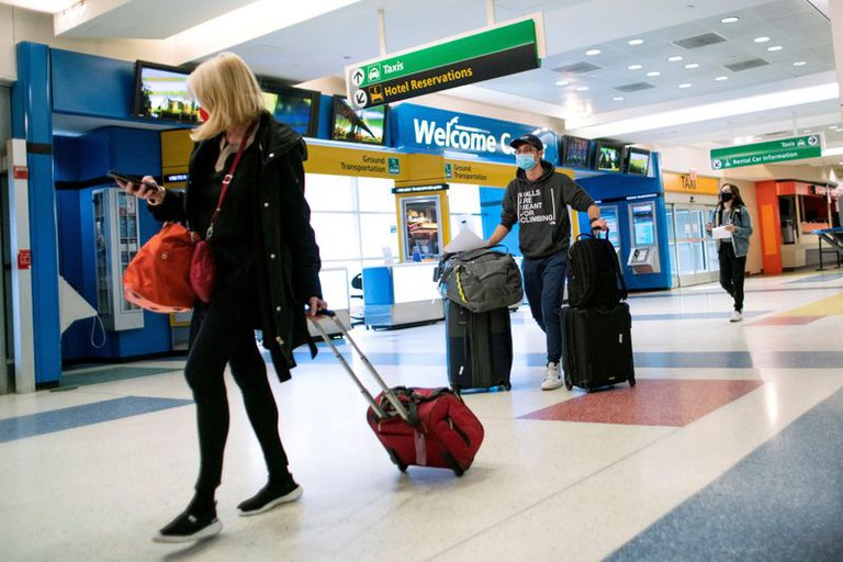 Aeropuerto Internacional de Miami mantiene multas a quienes que no lleven mascarillas