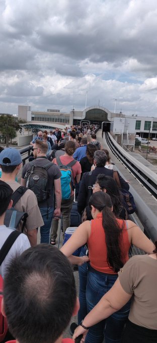 Falla mecánica en los tranvías del Aeropuerto Internacional de Orlando obligó a los pasajeros a caminar (fotos)