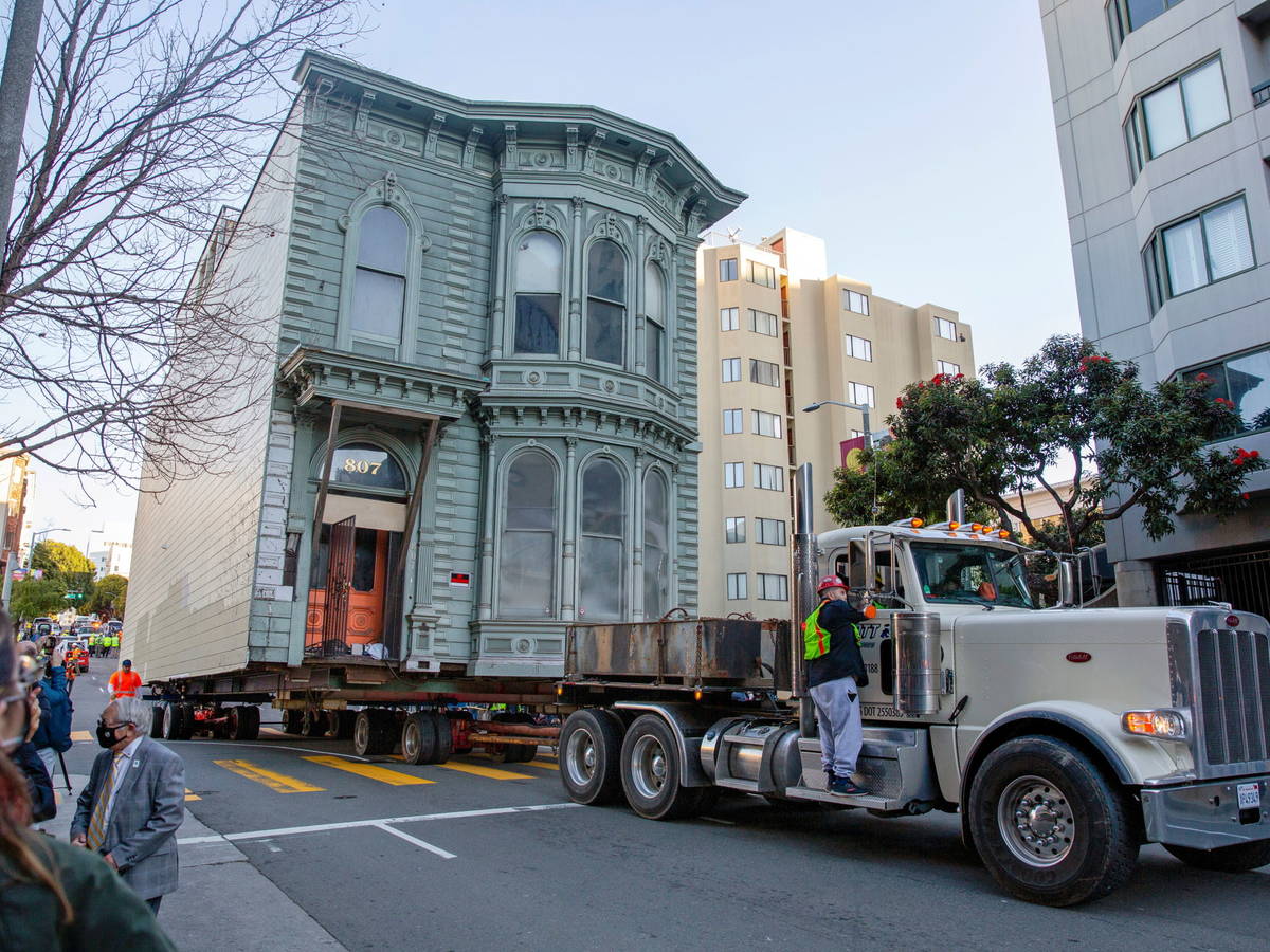 ¡Increíble! Trasladan casa victoriana de 139 años a nueva ubicación en San Francisco (Video)