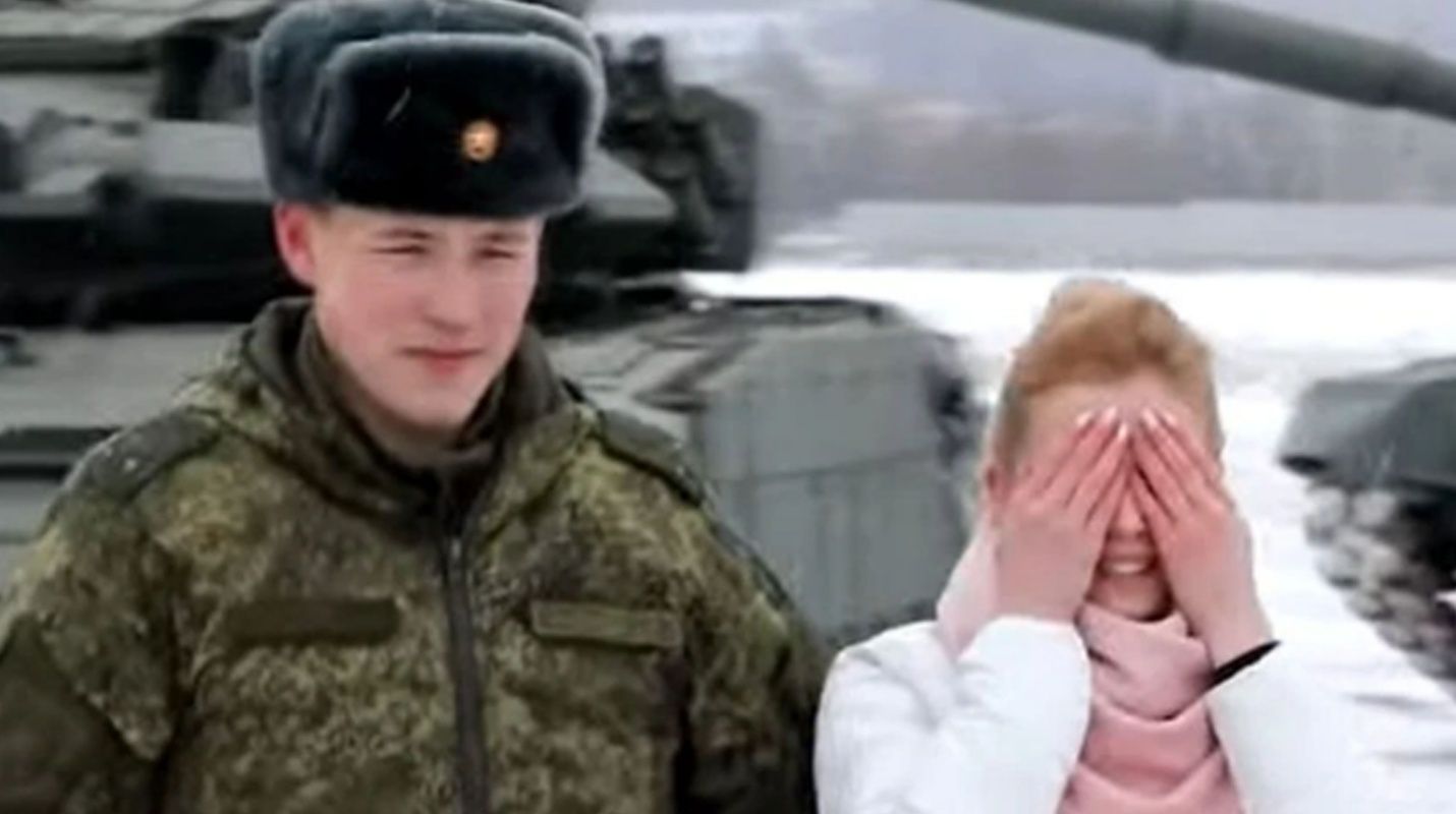 Militar forma un corazón con 16 tanques para pedirle matrimonio a su novia (VIDEO)