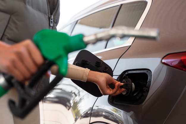 Precios de la gasolina caen por cuarta semana consecutiva en 34 estados