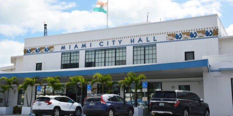 Manifiestan en ayuntamiento de Miami en contra de ordenanza
