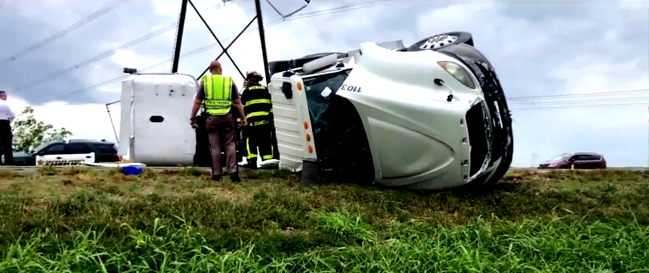 Aparatoso accidente de un camión-remolque provocó el cierre de la I-75