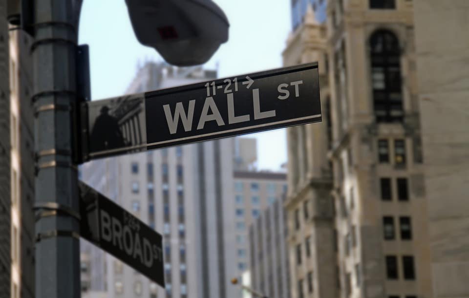 Wall Street y los mercados bursátiles cayeron bruscamente este viernes