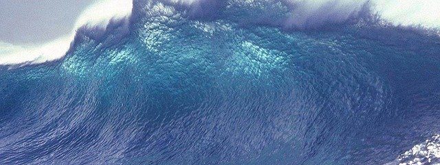 El impresionante vídeo que muestra a dos hombres por los aires después de que una ola gigante los arrastrara