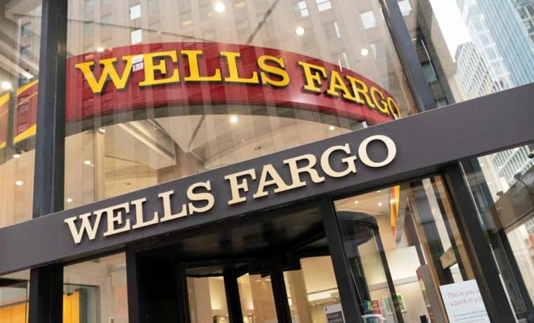 Cajera transgénero demandó a Wells Fargo por acoso laboral