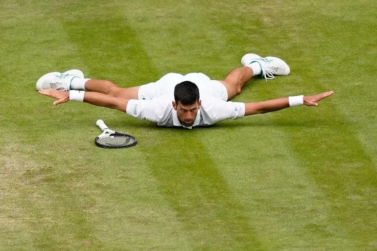 Novak Djokovic avanza a la final y buscará su cuarto título consecutivo en Wimbledon