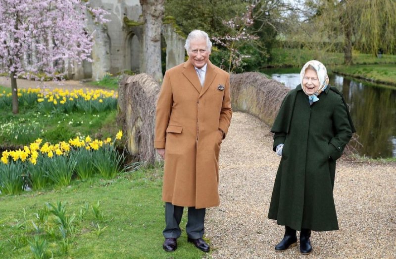 Isabel II y el principe Carlos se reencontaron en Windsor