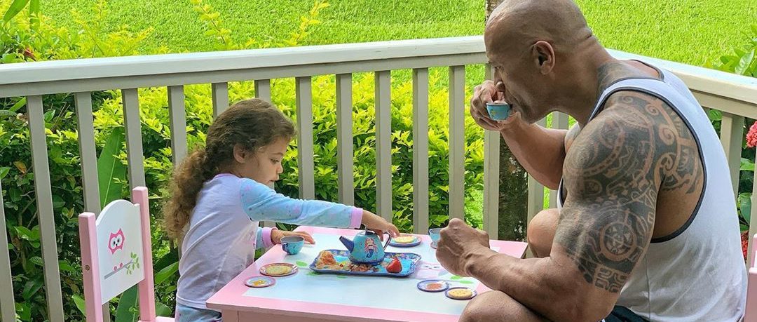 ¡Gran papá! Dwayne Johnson “La Roca” se lució con un vídeo enseñándole a lavar las manos a su hija