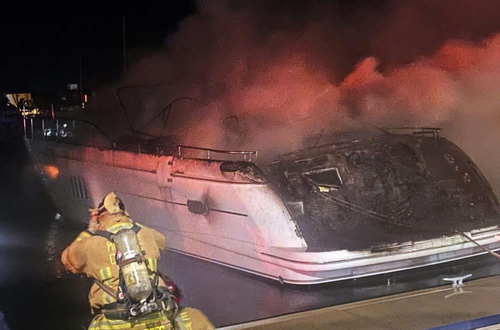 Una mujer desaparecida y dos heridos tras incendio de yate en Cayos de Florida