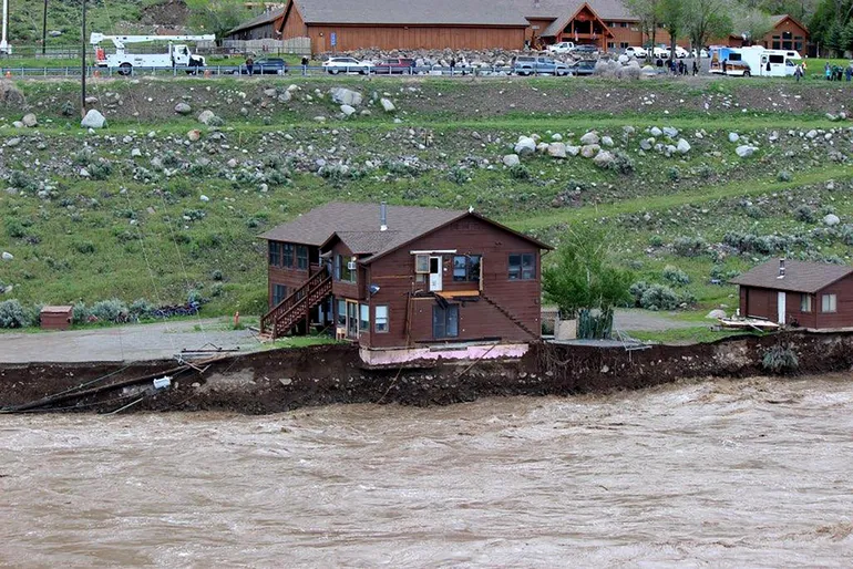 Una casa cayó al río Yellowstone, turista capturó el momento (Video)