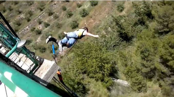 Muere paracaidista “youtuber” tras lanzarse desde lo alto de una cementera