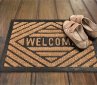 Los beneficios científicos de quitarse los zapatos antes de entrar en casa