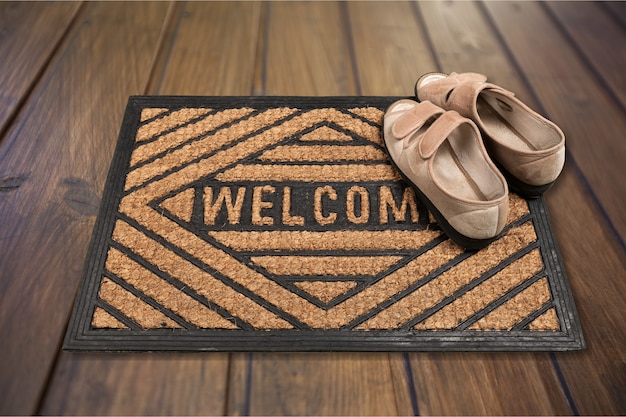 Los beneficios científicos de quitarse los zapatos antes de entrar en casa