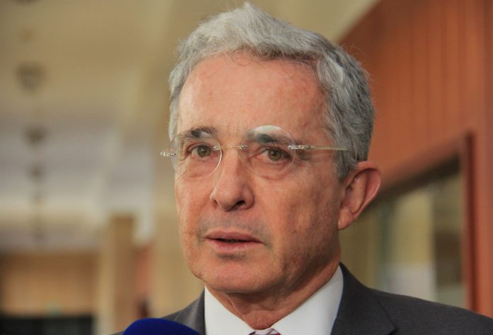 Fiscalía colombiana decide el destino judicial de Álvaro Uribe